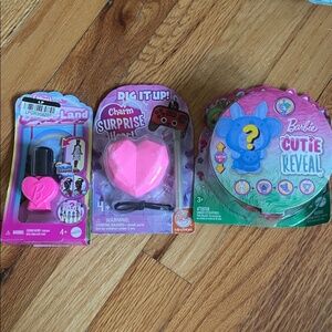 Barbie charm prize and cutie reveal set